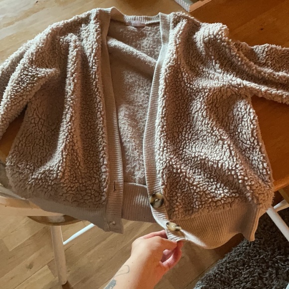 Large, fits like a medium, cozy cardigan - Picture 2 of 4